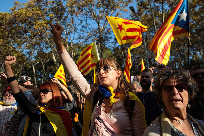 Người Catalonia vỡ òa khi chính quyền tuyên bố độc lập